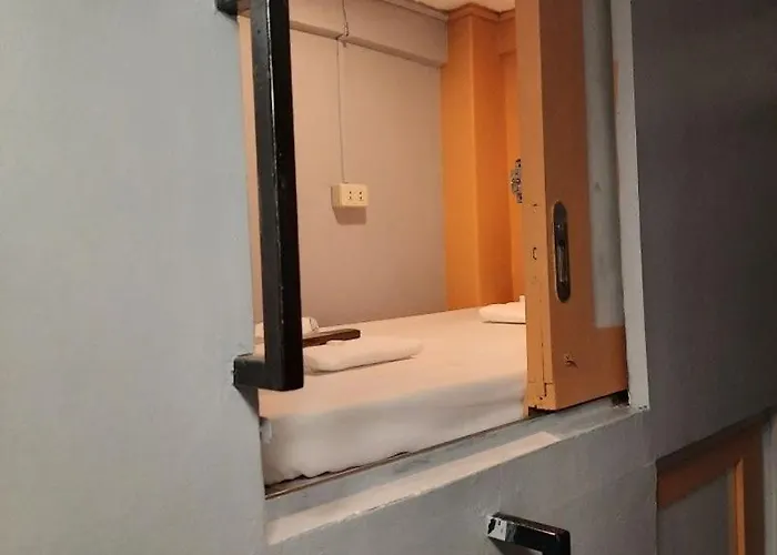 Budget Transient Capsule Room Makati Near Ayala And Buendia